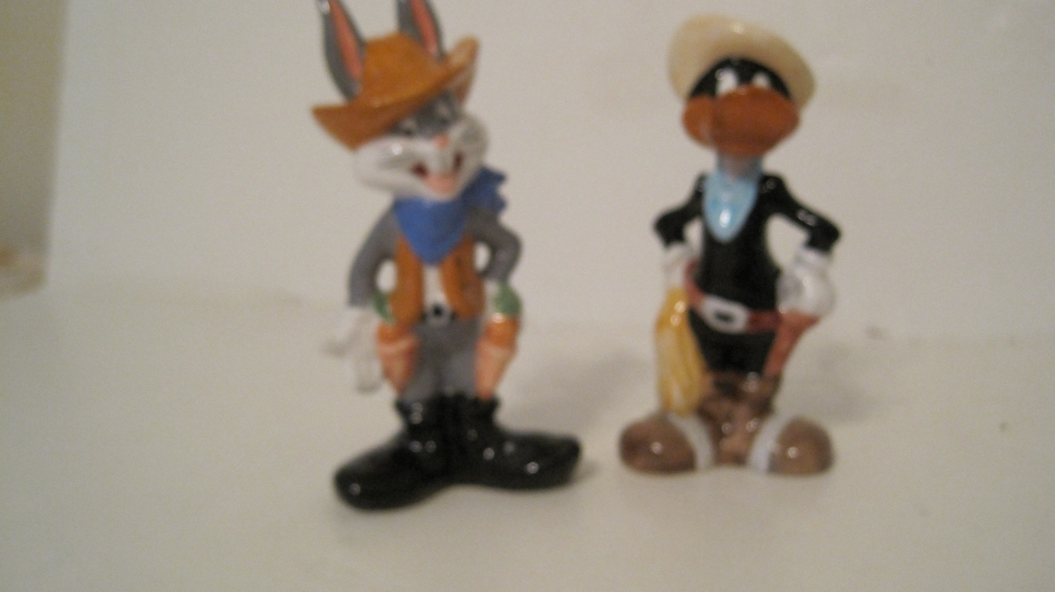 LOONEY TUNES - Bugs Bunny and Daffy Duck Salt and Pepper Shakers