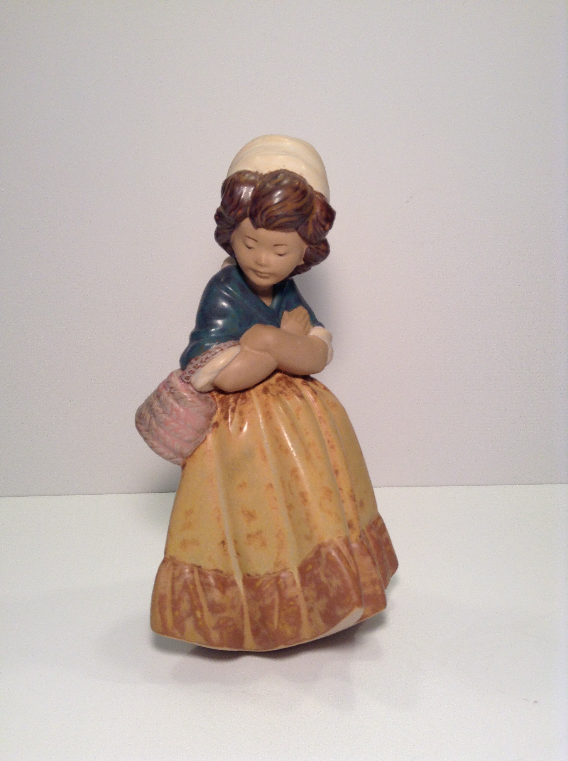 LLADRO GIRL WITH CROSSED ARMS - 2093