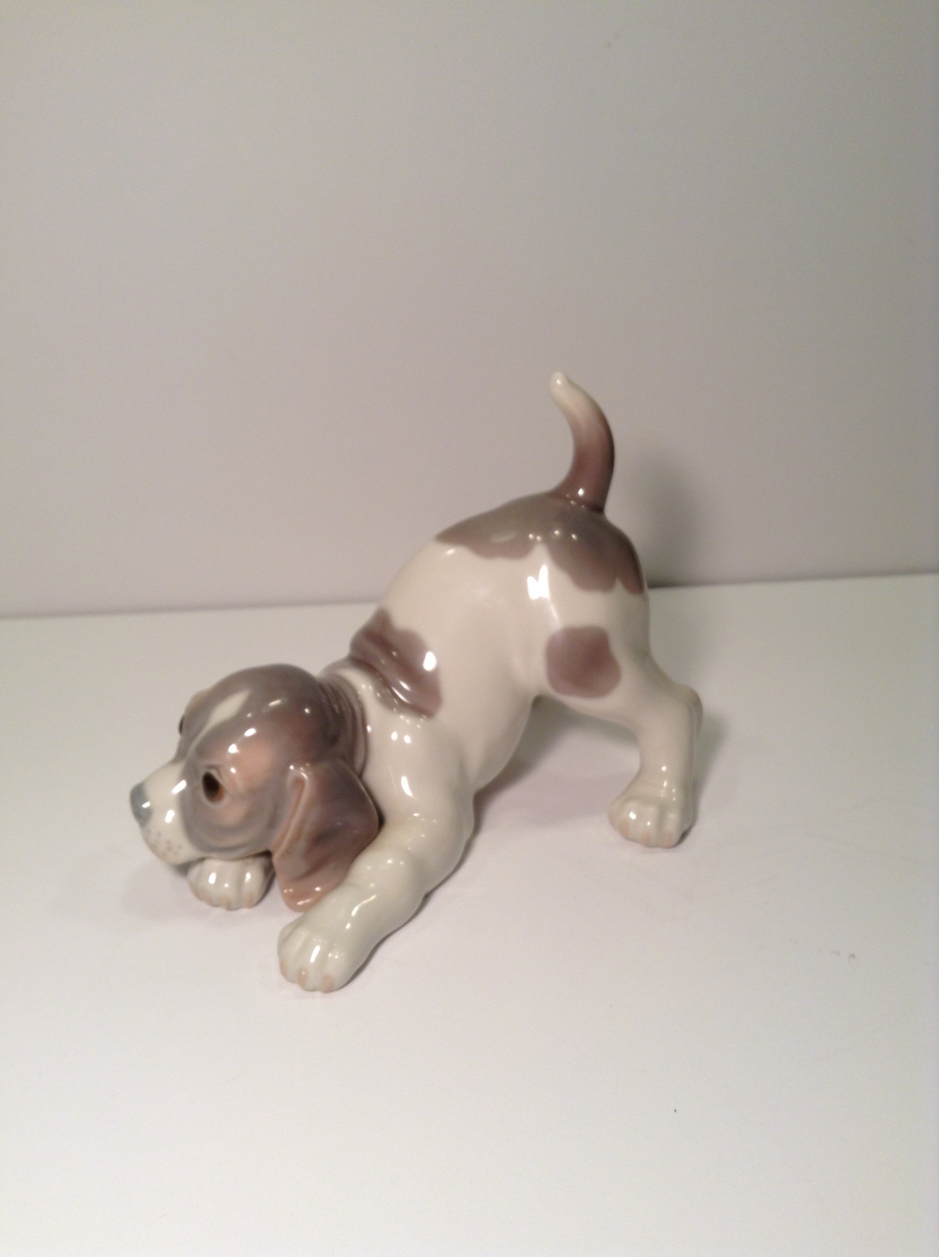 LLADRO BEAGLE PUPPY - 1070