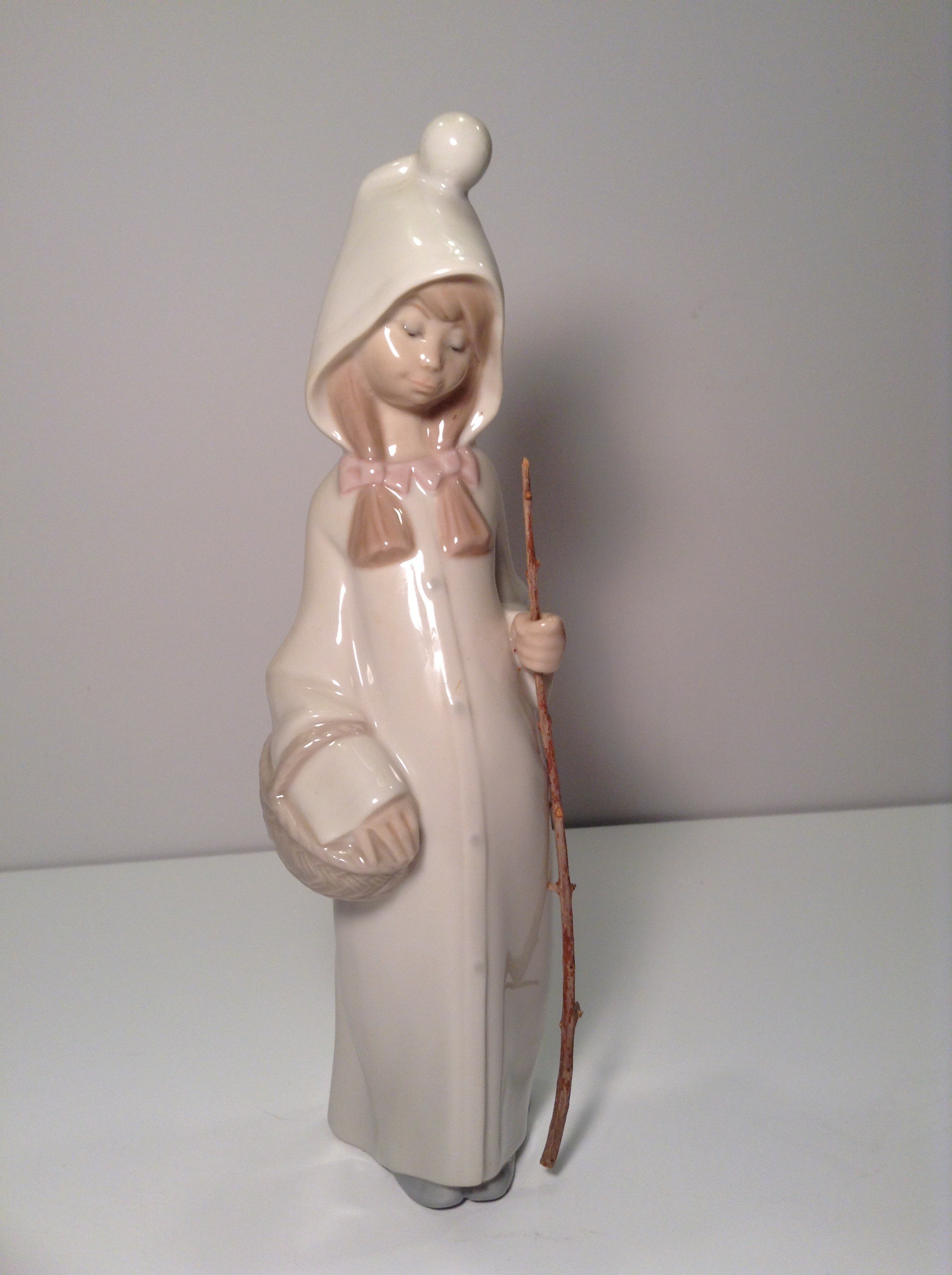 LLADRO GIRL WITH BASKET - 4678