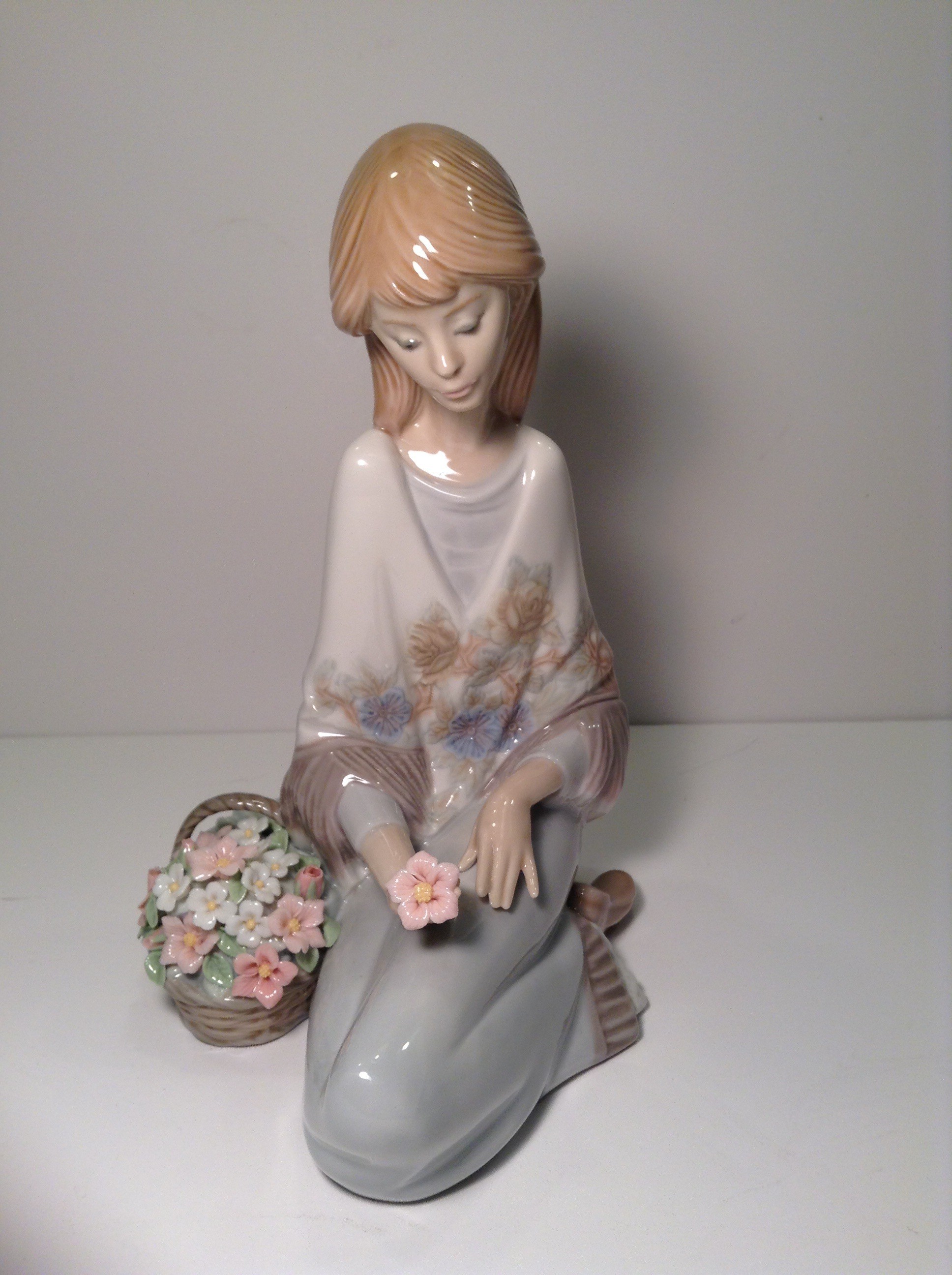 LLADRO FLOWER SONG NUMBER 7607