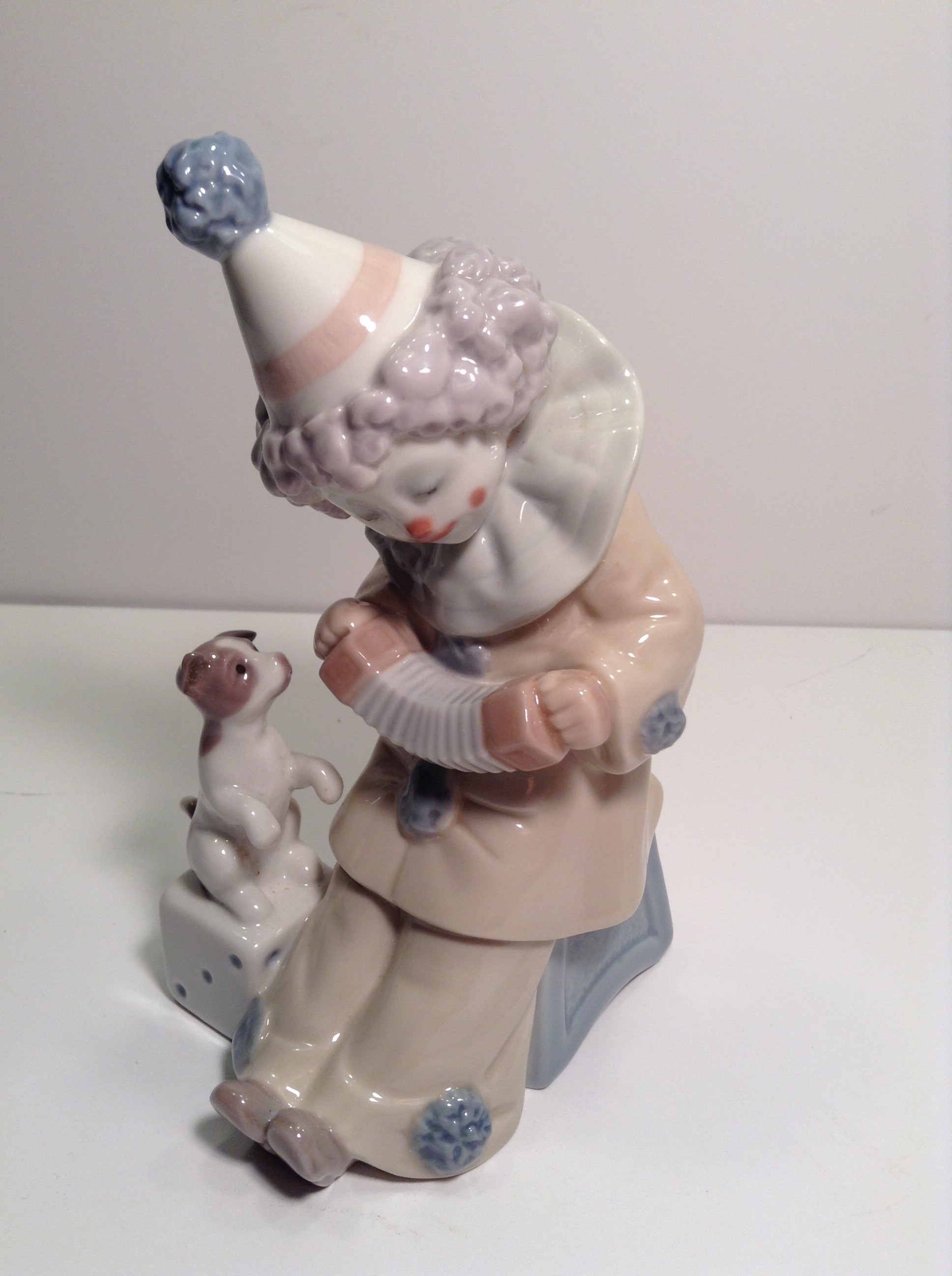 LLADRO PIERROT WITH CONCERTINA  NUMBER 5279